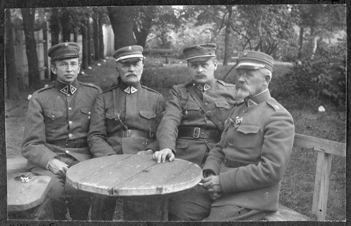 Karininkai: Iš kairės sėdi gen. ltn. Vladas Nagevičius, gen. ltn. Jonas Galvydis-Bykauskas, majoras Antanas Merkys, gen. ltn. Jonas Jurgis Bulota. 1920 m.