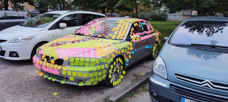 Gimtadieninis sveikinimas ant automobilio atėmė žadą: kažkas labai išradingas!