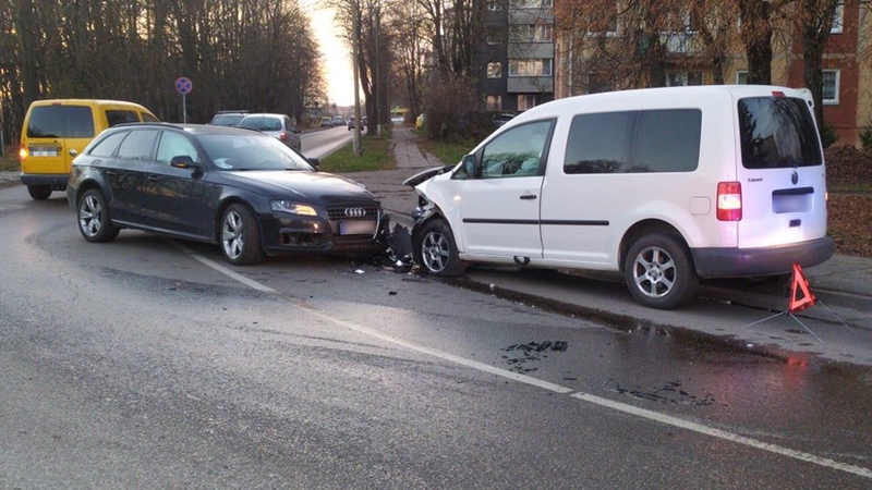 VI forte – „Volkswagen“ ir „Audi“ avarija: į medikų rankas perduotas žmogus