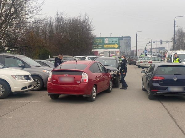 Kuriozas prie poliklinikos: aikštele nepasidalijo du automobiliai