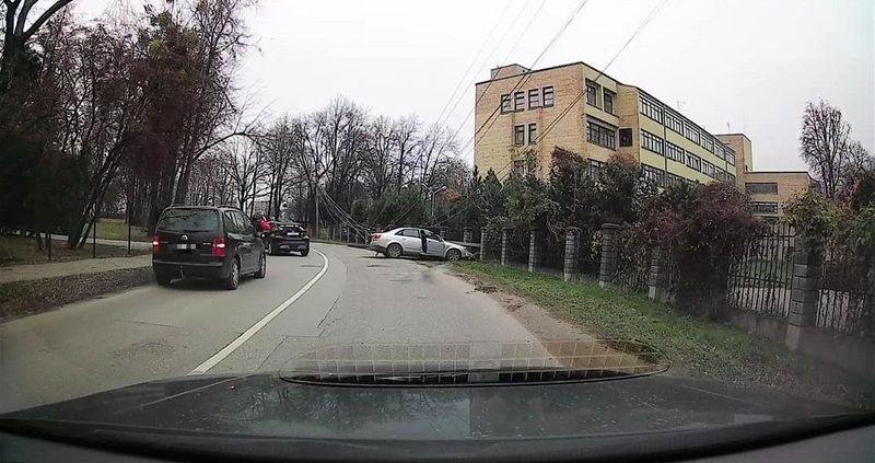 Apuolės gatvėje „Audi“ rėžėsi į elektros stulpą