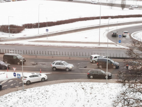 Vilniaus gatvėse – avarijų gausa: tarp jų – ir iš įvykio vietos pasišalinęs „City Bee“ vairuotojas