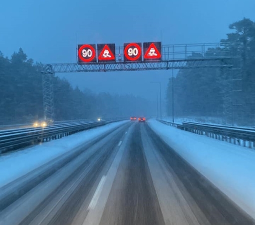 Kauniečiai įspėja: slidi kelio danga gali pakišti koją vairuotojams, žinią siunčia ir pareigūnai