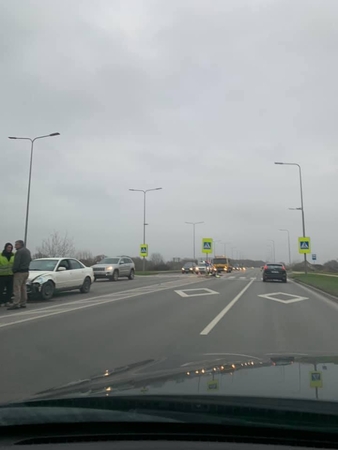 Marvelėje susidūrus automobiliams apgadintas kelio ženklas