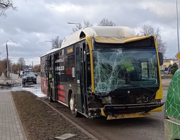 Šiauliuose – autobuso smūgis į stulpą