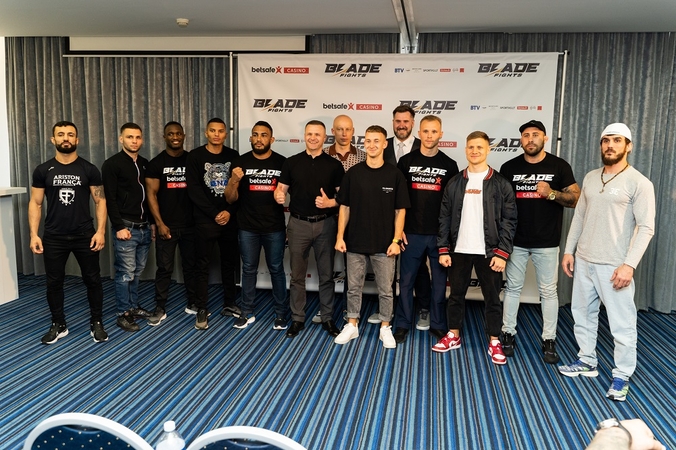 Įspūdžiai: „Blade fights“ mišrių menų kovotojai jau pasiruošę būsimai kovai.