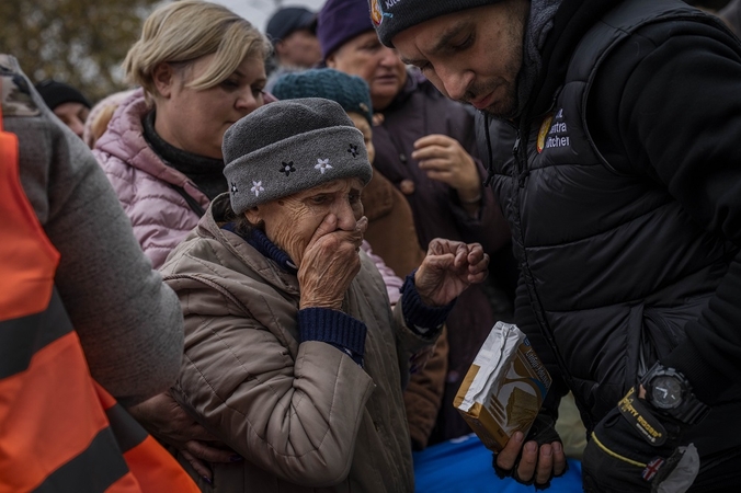 Viltis ir chaosas išvaduotame Chersone: dėl maisto ir drabužių per minią žmonės stūmėsi alkūnėmis