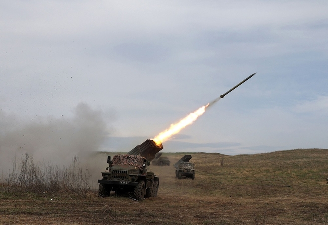 Ukrainos pajėgos praneša apie smarkius mūšius Donbase