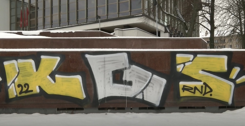 Prie Operos ir baleto teatro – spalvinga žinutė: vandalizmas ar menas?