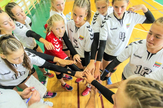 Jaunių merginų tinklinio rinktinė įgūdžius tobulino stovykloje Kaune