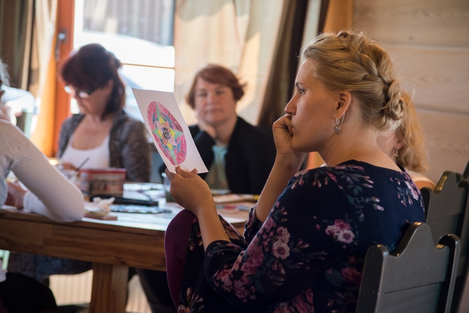 Priemonė: "Mandalos piešimas – tai kelionė į save. Meditacija, kuriant mandalas, yra puiki galimybė paspartinti šią kelionę", – sako S.Juzumaitė.