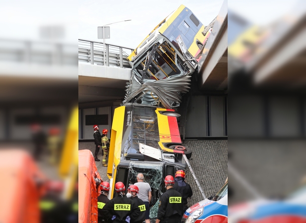 Varšuvoje nuo viaduko nulėkus autobusui žuvo žmogus, daug sužeistų