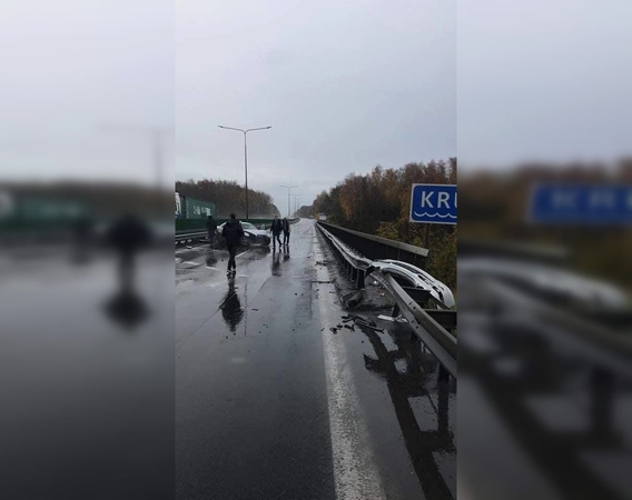 Nelaimė kelyje Kaunas-Vilnius: į atitvarus rėžėsi „Mercedes-Benz“