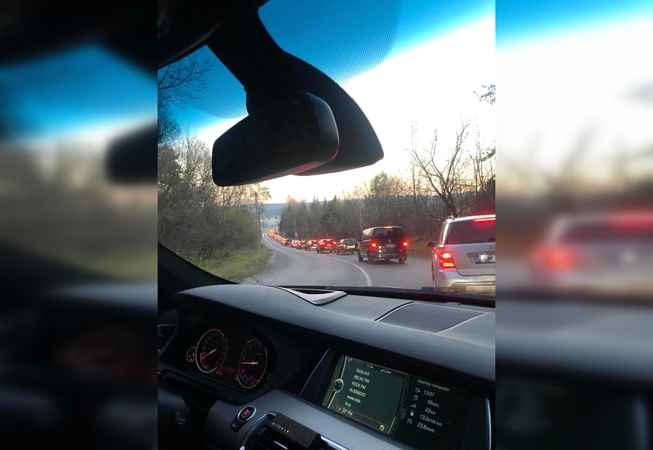 Vairuotojai širsta dėl link Raudondvario plento nusidriekusios spūsties: kažkoks košmaras!