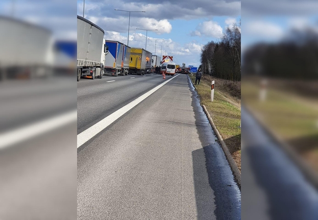 Kelyje Vilnius–Kaunas susidūrus automobiliams eismą reguliuoja pareigūnai