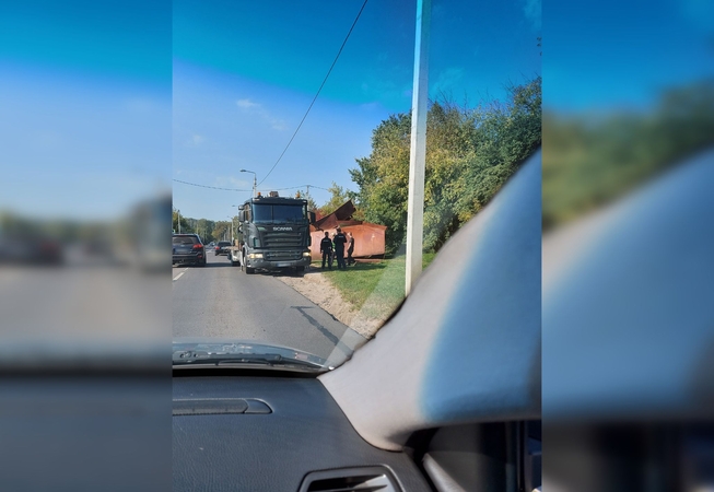 Naujojoje Vilnioje iš sunkvežimio iškrito ir išsibarstė metalinis garažas