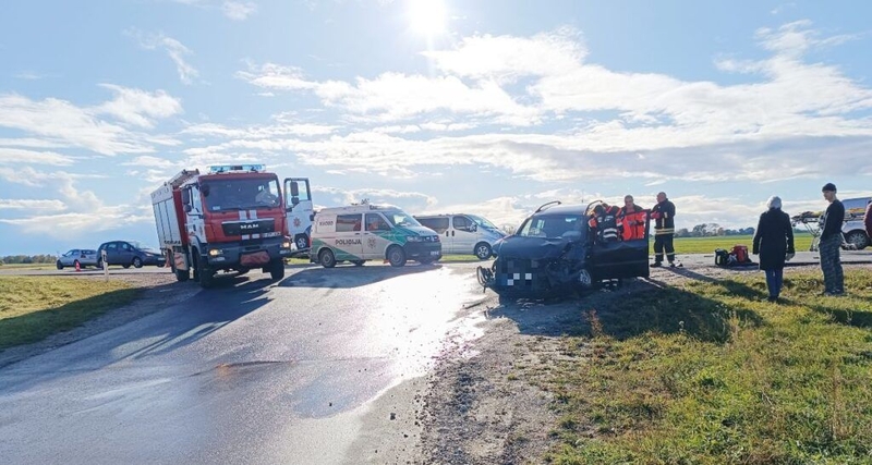 Kėdainių rajone – „Opel“ ir automobilvežio avarija: į medikų rankas perduoti du žmonės