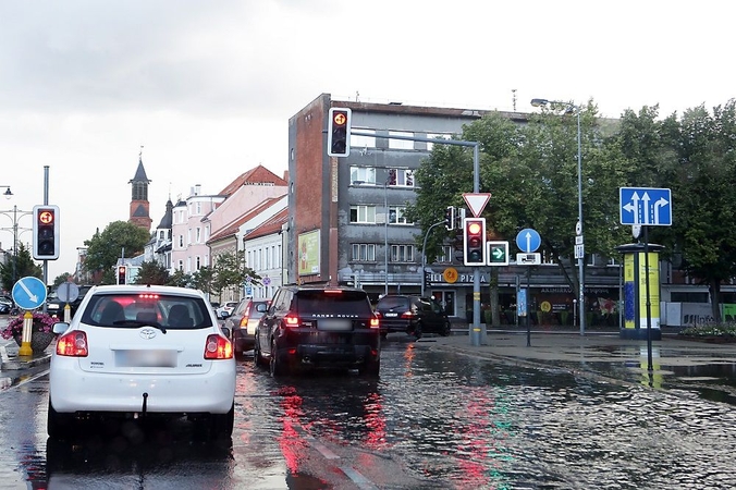 Paralyžius: pirmadienio rytas nepašykštėjo nemalonių siurprizų – Klaipėdos centre buvo sudėtinga ir važiuoti, ir eiti.
