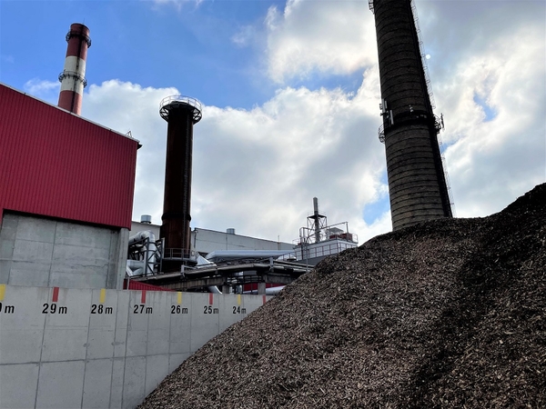 Į AB „Klaipėdos energija“ saugyklas jau vežamas biokuras.