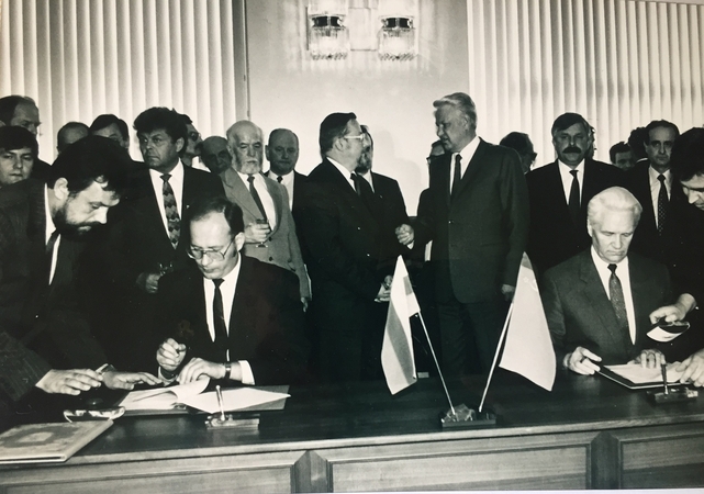 Akimirka: 1991 m. liepos 27 d. Lietuvos Respublikos ir Rusijos Federacijos premjerai Gediminas Vagnorius (kai­rė­je) ir Iva­nas Si­la­je­vas pa­si­ra­šo Lie­tu­vos ir Ru­si­jos su­si­ta­ri­mą.