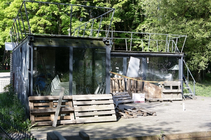 Situacija: dėl finansinių sunkumų veiklą nutraukus vandenlenčių paslaugas teikusiai įmonei, jai priklausęs laikinasis statinys šalia Malūno tvenkinio visiškai suniokotas.