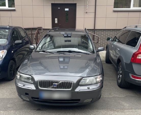 Tvarkingai: priešais laiptinę automobilį palikęs vairuotojas baudos veikiausiai negaus.