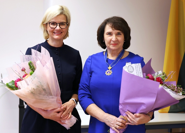 J.Dambrauskienę (dešinėje) pasveikino ir LSMU Kauno ligoninės direktorė medicinai prof. dr. Diana Žaliaduonytė.