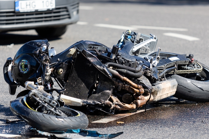 Vilkaviškio rajone į griovį nuvažiavo motociklas: vairuotojas – ne tik „su kvapeliu“