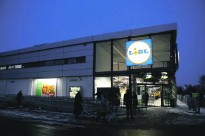 Uždarbis: „Lidl“ prekybos tinklo darbuotojų atlyginimai šiemet vėl šoktels pastebimai.