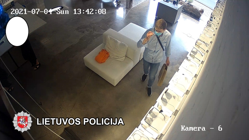 Vilniaus pareigūnai tiria vagystę ir prašo pagalbos: galbūt atpažįstate vyrą nuotraukoje?