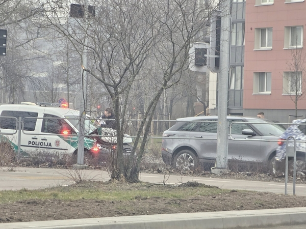 Vilniuje policijos ekipažas rėžėsi į stabdomą automobilį