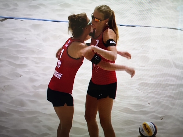 Įspūdingo aistruolių būrio palaikytos E. Kliokmanaitė ir M. Paulikienė – čempionės