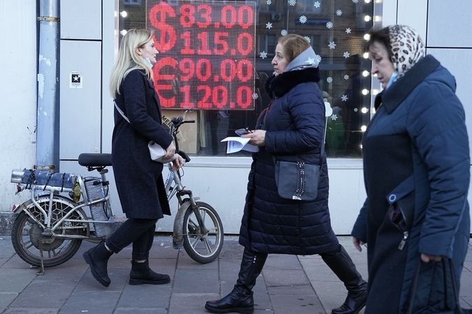 Ekonomistas: rusų valiutos vis tiek laukia „L“ formos kritimas