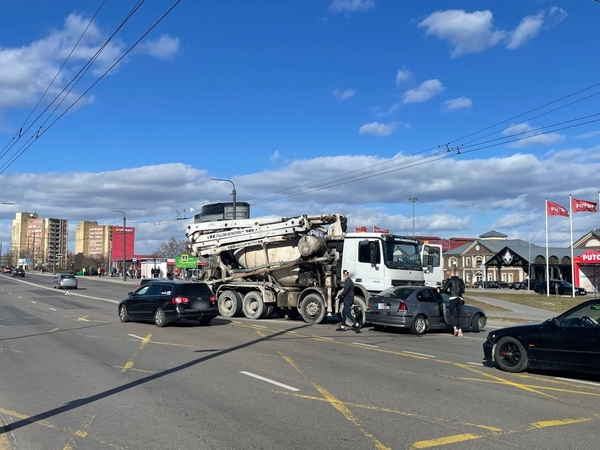 Pramonės prospekte lengvasis automobilis susidūrė su betono maišykle