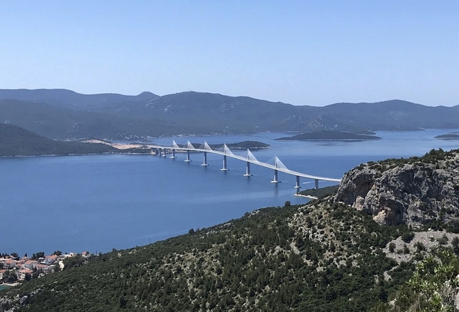 Patogiau: naujasis tiltas sujungs dvi Kroatijos teritorijas, atskirtas siauro Bosnijos ir Hercegovinos žemių ruožo.