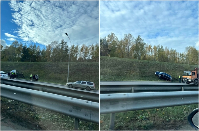 Vakariniame aplinkkelyje į griovį nulėkė automobilis