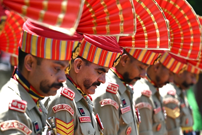 Pagerbimas: Indijos pasienio saugumo pajėgų kariai atiduoda pagarbą velioniui kolegai konstebliui Deepakui Chingakhamui, žuvusiam per Indijos ir Pakistano pareigūnų susišaudymą šių metų gegužės 12 d. Džamu mieste.