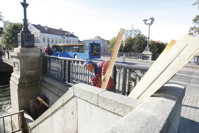 Pagaliau pavyko surasti rangovą: pradėjo remontuoti Biržos tiltą