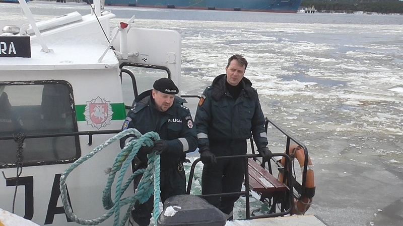Palieka: tarnybą vidaus reikalų sistemoje ir Klaipėdos apskrities policijoje palieka Jūrų uosto policijos skyriaus pareigūnas R. Chekalo (kairėje).