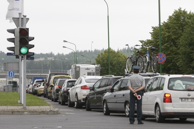 Prie keltų – automobilių spūstys