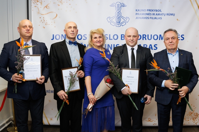 Jonavos filialo šventiniame renginyje „Palydėjus 2023-uosius“ pagerbti Jonavos sėkmingiausi verslai