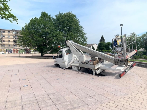 Naujoje Širvintų aikštėje įlūžo autobokštelis