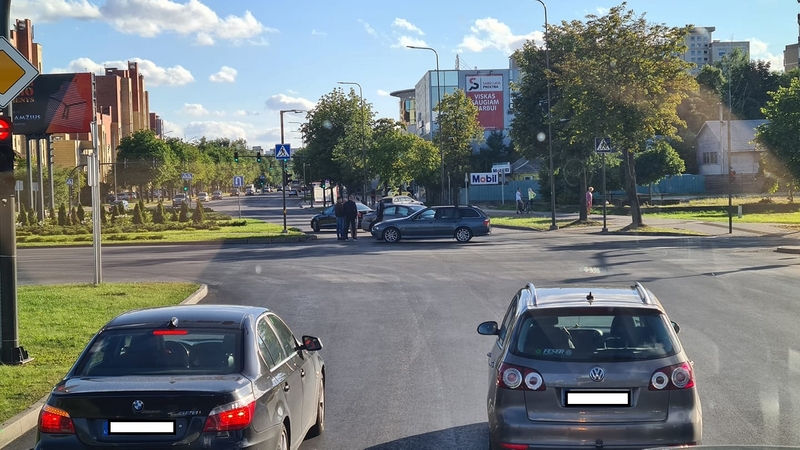 Judrioje sankryžoje – avarija: vairuotojai nesutaria dėl kaltės