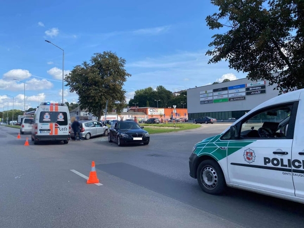 Jonavos gatvėje –  automobilių BMW ir „Honda“ avarija, prireikė medikų pagalbos