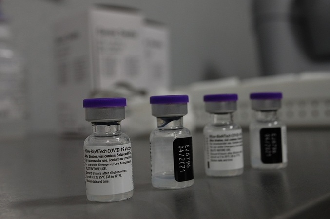Gamintojai: „Pfizer-BioNTech“ vakcina apsaugo nuo britiškojo ir afrikietiškojo COVID-19