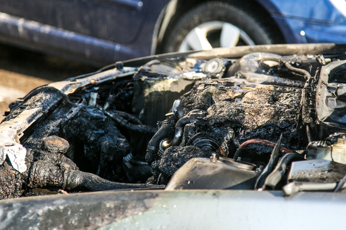 Automobilių stovėjimo aikštelėje Vilniuje sudegė dvi mašinos, apdegė dar kelios