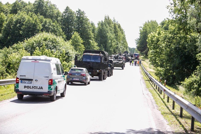 Priminimas vairuotojams: kaip elgtis privažiavus policijos lydimą koloną 