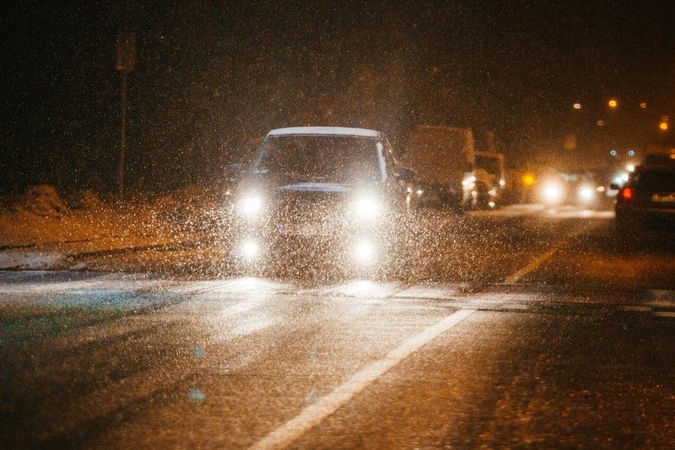 Naktį daug kur lis, ant kelių vietomis susidarys plikledis