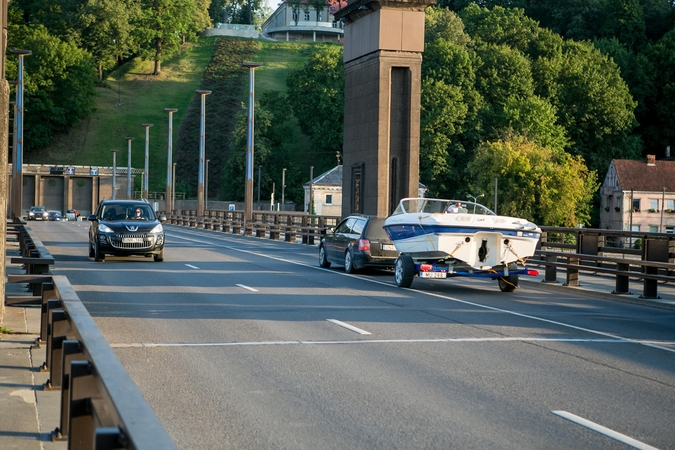 Aleksoto tiltu jau rieda automobiliai
