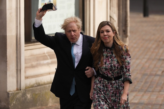 Borisas Johnsonas ir jo sužadėtinė Carrie Symonds.